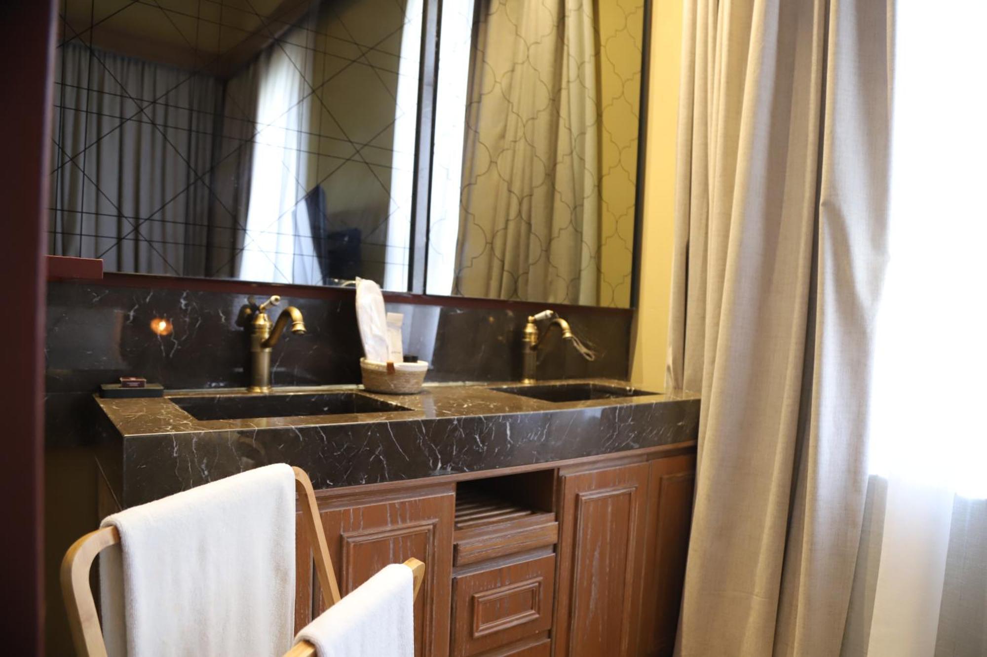 Hotel Lost Gemmayzeh เบรุต ภายนอก รูปภาพ